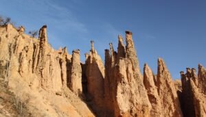 Menjelajahi Keajaiban Alam di Đavolja Varoš, Serbia